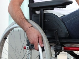 В Запорожье мужчина на инвалидной коляске подпрыгивал на ступеньках (Видео)