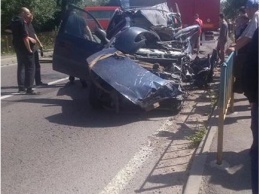 В Львовской области после страшного столкновения джипа и грузовика погиб гражданин Польши