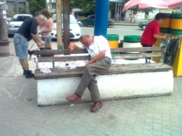 Горожане предлагают демонтировать «пьяную скамейку» (фото)