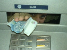 Что делать, если банкомат зажевал банковскую карту или не выдал деньги