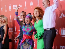 СМИ показали 10 ярких нарядов с красной дорожки Одесского кинофестиваля