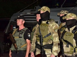 "Мирная жизнь": полицейский спецназ на бронетехнике устроил "веселую ночь" Мариуполю