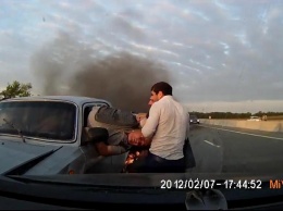 ВИДЕО ДТП на России: в Ингушетии очевидцы вытащили из горящей Волги водителя и пассажиров
