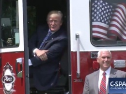 Трамп залез в пожарную машину