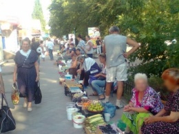 Городские рынки перебираются на тротуары (фото)