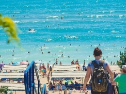 Ежедневно около 6000 человек посещают городской пляж Черноморска (фото)