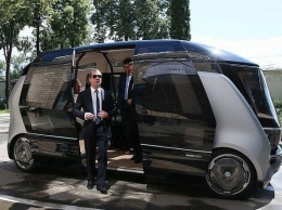 Медведев проехался на российском беспилотном автобусе «Шатл»