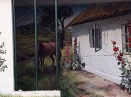 Переселенка рисует муралы в поселке под Святогорском