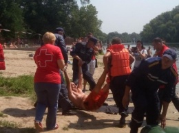 Полицейские и спасатели продемонстрировали криворожанам, как спасают жизнь утопающего (ФОТО)