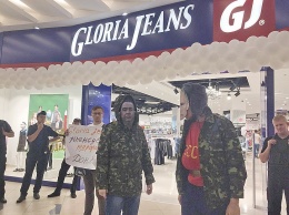 Украинские нацисты атаковали магазин Gloria Jeans - одежду шьют в Луганске
