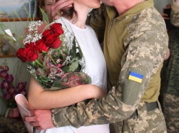 Боец АТО и военная медсестра сыграли свадьбу в Авдеевке: их история растрогала сеть