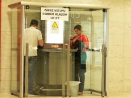В аэропорту Праги для курильщиков установили стеклянные будки (фото)