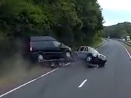 ВИДЕО ДТП в Англии: водитель Land Rover не совладал с заносом прицепа