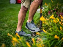 Радость дачника: в продажу поступили идеальные кроссовки для работ в саду и огороде
