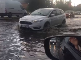 Киев затопило: улицы превратились в реки, а на Борщаговке машины провалились под землю
