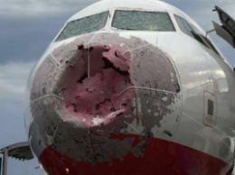 В Стамбуле украинский пилот "вслепую" смог посадить побитый градом самолет: сеть в восхищении