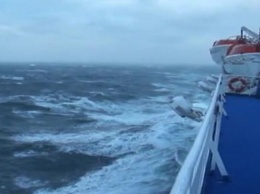 Дикий шторм в Крыму: сухогруз полностью ушел под воду