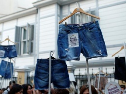 В Стамбуле женщины вышли на демонстрацию за право носить любимую одежду