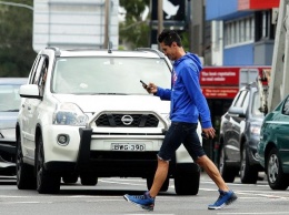 На Гавайях запретили переходить дорогу с мобильными
