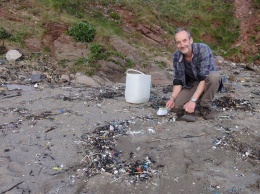 Этот мужчина добровольно очищает пляжи от мусора. Но самое интересное - это то, что он с ним потом делает