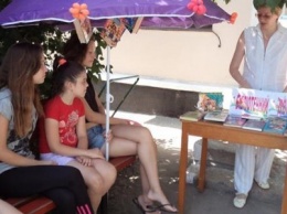 В Мирнограде дети читают книги "под зонтиком"