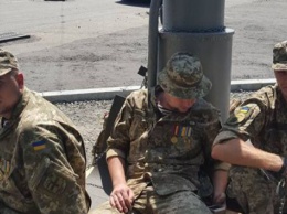 В Киеве военные из АТО приковали себя цепями к столбу и объявили голодовку