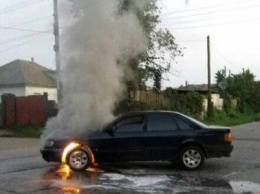 На Сумщине на дороге внезапно загорелось авто (+фото)