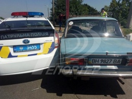 Под Одессой водитель Жигулей протаранил машину полиции