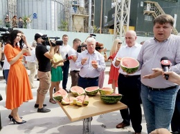 Прибывшие на Киевщину арбузы с "баржи Гройсмана" проверили на нитраты