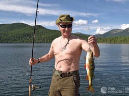 "Ловил щук с голым торсом" - в сети появились фото и видео из отпуска Путина