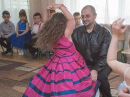 В Запорожье отец делится творчеством ради спасения дочери