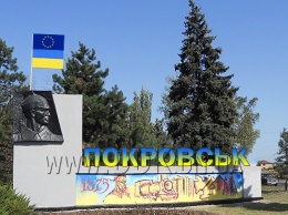 В переименованном Красноармейске на Донбассе городская власть ведет борьбу с русскоязычными вывесками