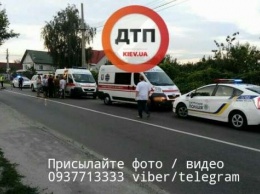 Чуть не линчевали: в Киеве пьяный водитель сбил детей на обочине