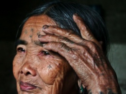 Люди со всего мира едут на Филиппины, чтобы сделать тату у 100-летней женщины