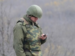 Полторак разрешил украинским военным говорить по мобильным телефонам на Донбассе