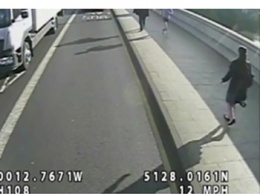 Бегун толкнул идущую навстречу женщину под колеса (видео)