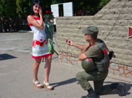 Запорожский военный встал на колено перед возлюбленной сразу после возвращения из зоны АТО
