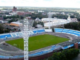 В РФ стадион засыпали крашеным "под траву" гравием