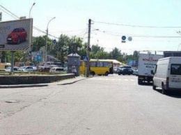 На Пушкинской пробка - девушка за рулем Nissan задела грузовик (ФОТО)