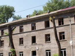 В Каменском ремонтируют школу и заброшенное здание