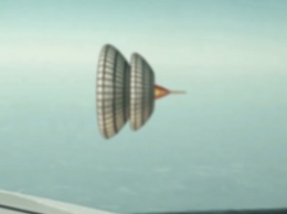 В Сеть попал ролик с огромным НЛО, обгоняющим авиалайнер (ВИДЕО)