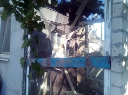 Выбитые стекла и посеченные стены - сепаратисты обстреляли Новолуганское