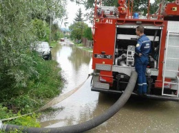 На Закарпатье после жестокого ливня затоплены дороги и дворы домов