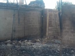 В Мариуполе сгорело тридцать домов в результате пожара на строительном складе (ФОТО, ВИДЕО)