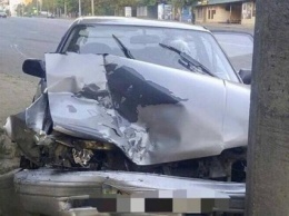 В Харькове пьяный водитель протаранил припаркованный "Daewoo" и врезался в столб (ФОТО)
