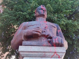 Вандализм в Полтаве: памятник генералу Ватутину облили красной краской