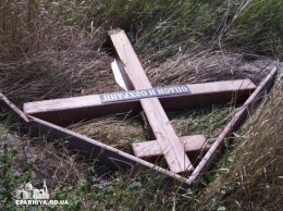 Неизвестные активисты уничтожили поклонный крест на въезде в Одессу