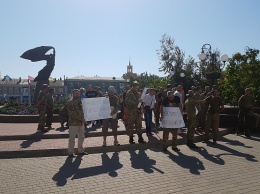 В Бердянске пикетчики требовали от депутатов отменить решение сессии(+ВИДЕО)