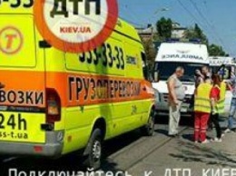 В Киеве микроавтобус сбил женщину с ребенком