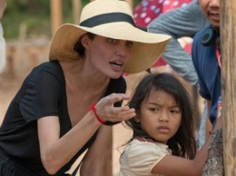 Скальпель для Анджелины Джоли: как голливудская звезда меняла свой облик (фото)